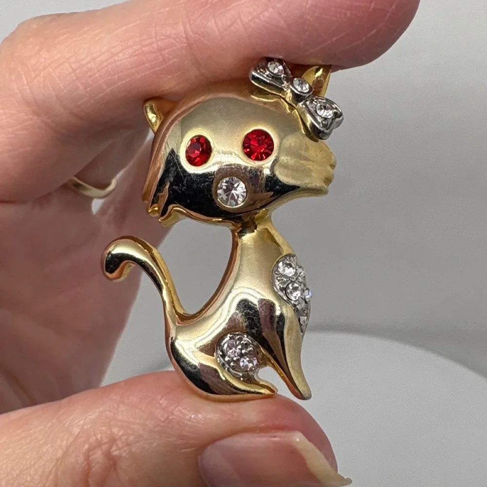 Cat Brooch Red Rhinestone Eyes Crystal Bow Kitten Pin 1.5in Vintage Gold Tone